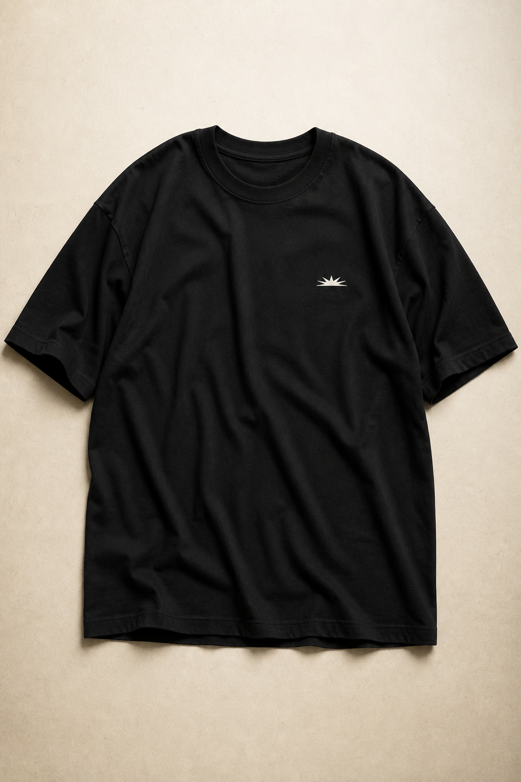 Camiseta negra, logo sunburst al pecho