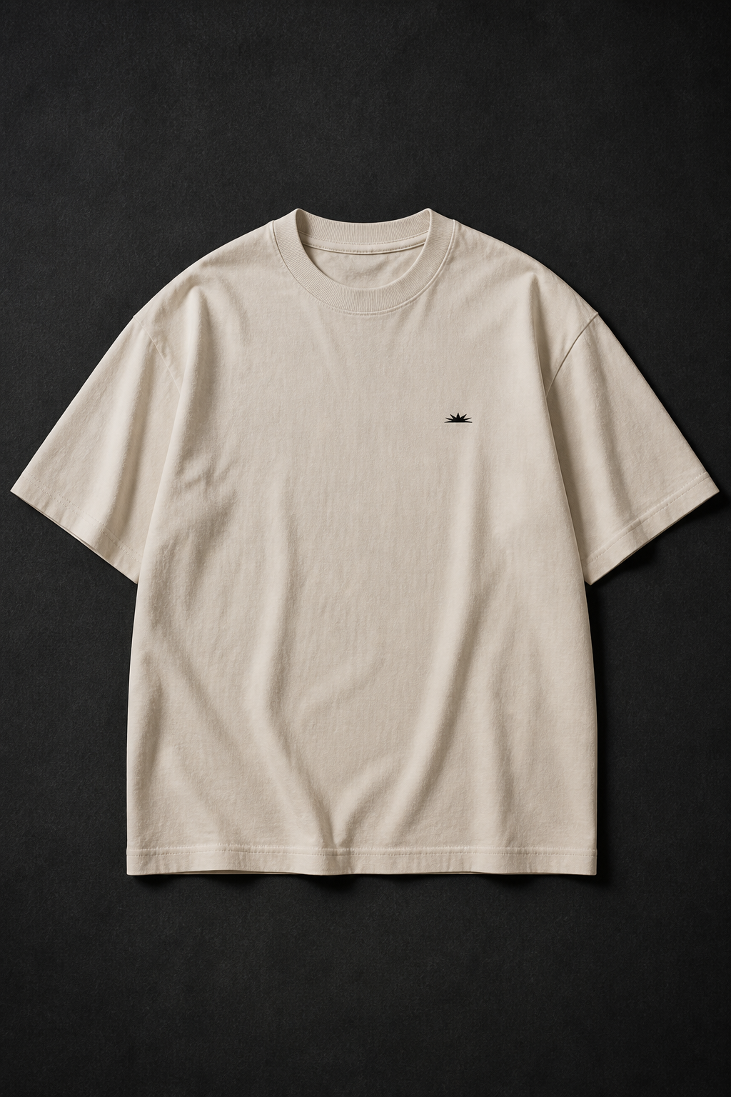 Camiseta cruda, logo sunburst al pecho